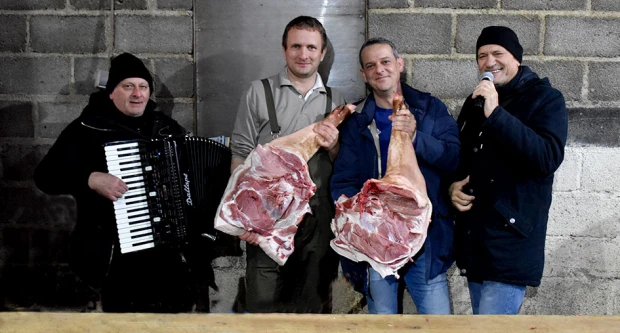 Pjesma, posao i kulen: Jedinstveni ugođaj kolinja kod Ladislava Waltera iz Trenkova