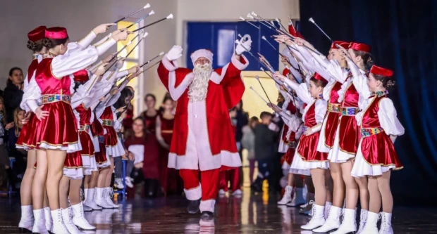 Rasplesani doček Djeda Božićnjaka ispunio dvoranu Tomislav Pirc dječjim osmijesima