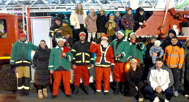 Sirene koje donose osmjeh: Djed Mraz i kaptolački vatrogasci razveselili mališane