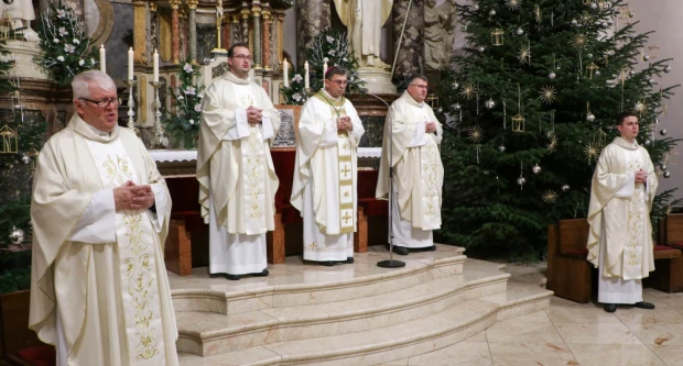 Biskup Ivo Martinović predvodio polnoćku u požeškoj Katedrali