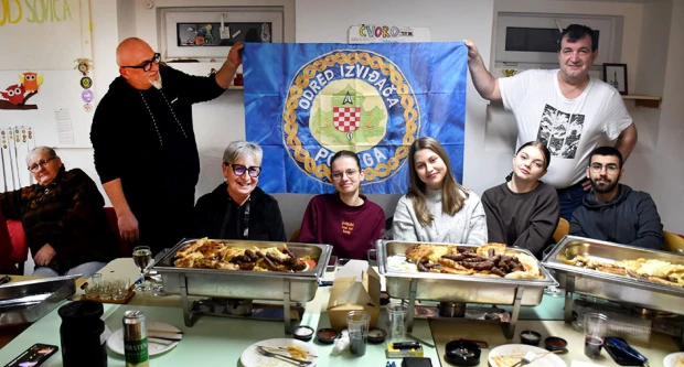 Brđani Odreda izviđača Požega uz blagdansko druženje i novu zastavu ispratili uspješnu godinu