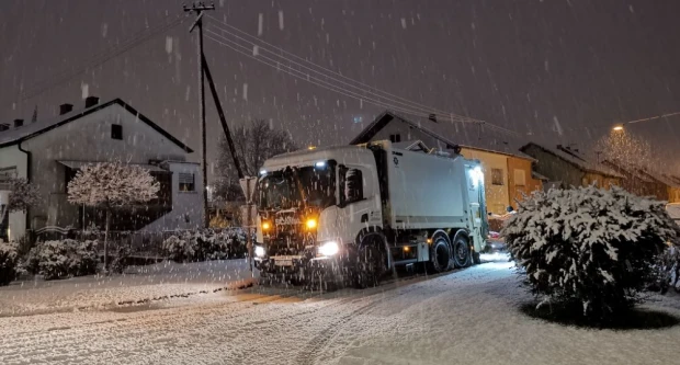 Bijele koke s neba pale: Komunalci čiste snijeg, ali i odvoze otpad po blagdanskom rasporedu