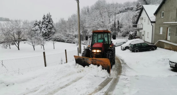 Radnici Komunalca marljivo čiste snijeg na ulicama, pješačkim prijelazima i mostovima 