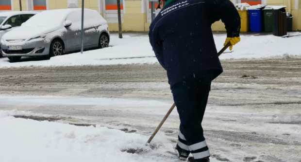 Radnici Komunalca marljivo čiste snijeg na ulicama, pješačkim prijelazima i mostovima 