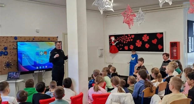 Od učionice do semafora: Policajac učenicima pokazao kako biti siguran u prometu