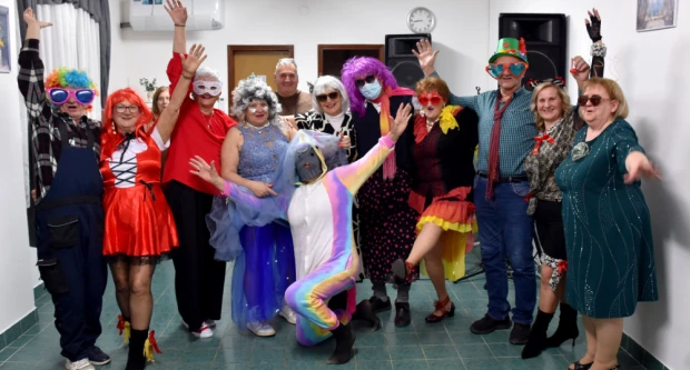 VESELO U VELIKOJ: Velički umirovljenici spojili Valentinovo i maškare u nezaboravnu zabavu