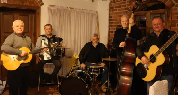 Nekad popularni svirači SOS ponovo na okupu - jednog ispratili u mirovinu