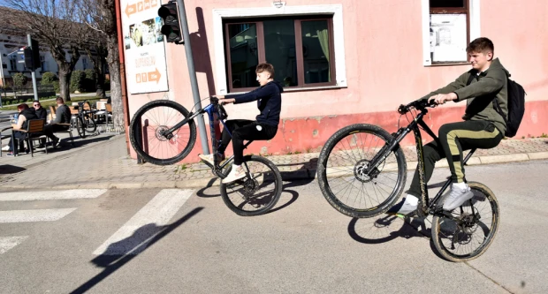 KUTJEVAČKI ASFALT KAO POZORNICA: Mladi virtuozi na jednom kotaču prkose gravitaciji