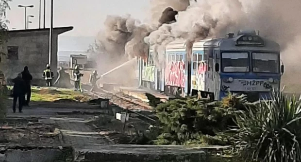 Strašni prizori u Velikoj: Vatra guta putnički vlak na željezničkoj stanici