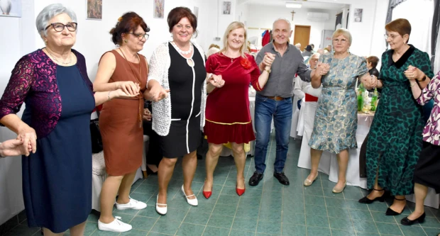 Umirovljenici Velike proslavili Dan žena: Karanfili i pjesma za članice Matice 