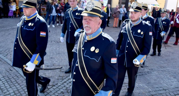 Svečani mimohod povijesnih postrojbi obogatio obilježavanje Dana grada Požege