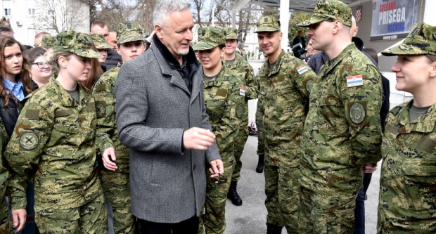 Thompson ukrao pažnju na prisezi: Ponosni otac u prvom planu!