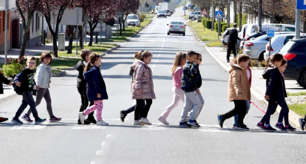 Mališani iz „Grozdića“ iskoristili proljetni dan: Osmijesi na kutjevačkim ulicama