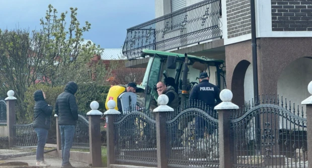 Traktor se zabio u kuću, završio gotovo u dnevnom boravku