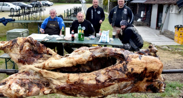 MIRIS DELICIJA ŠIRI SE EMINOVCIMA: Gastronomski spektakl uz vola na ražnju u čast 20 godina MK Independente 