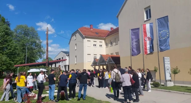 Dojave o bombama u Požegi: Evakuirani đački dom i srednjoškolski centar, policija na terenu