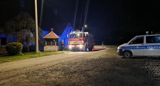Noćni požar u Kuzmici: Vatra zahvatila unutrašnjost dvorca