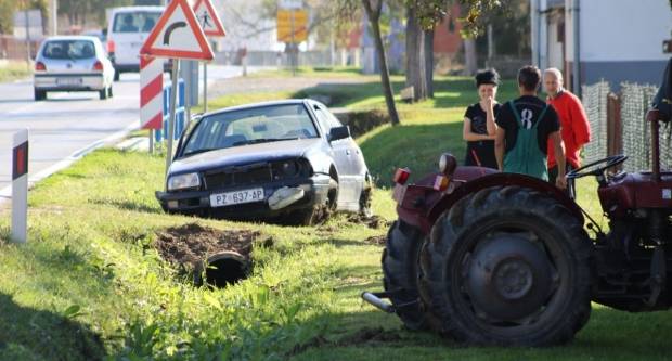 Jutros sudar automobila i traktora u Frkljevcima, jedna osoba ozlijeđena Jutros sudar automobila i traktora u Frkljevcima, jedna osoba ozlijeđena