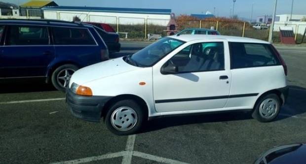 Fiat Puntom zauzeo čak 3 parkirna mjesta Fiat Puntom zauzeo čak 3 parkirna mjesta