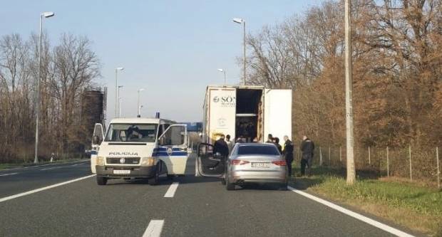 Kod Lužana policija zaustavila kamion pun migranata Kod Lužana policija zaustavila kamion pun migranata