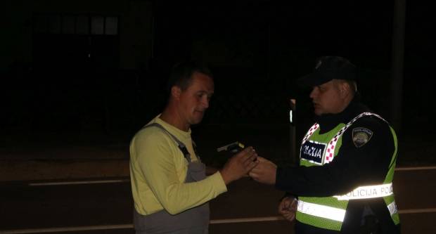Policijska akcija usmjerena na prisutnost alkohola kod vozača - Vozači, pridržavajte se propisa i ne sjedajte pijani za upravljač Policijska akcija usmjerena na prisutnost alkohola kod vozača - Vozači, pridržavajte se propisa i ne sjedajte pijani za upravljač