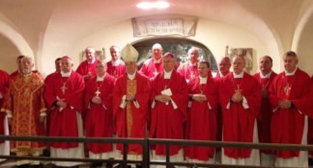 Hrvatski biskupi na početku pohoda Ad limina apostolorum slavili misu na grobu sv. Petra Hrvatski biskupi na početku pohoda Ad limina apostolorum slavili misu na grobu sv. Petra