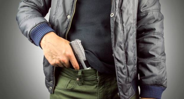 Pijani Pleterničanin (2.37 promila) s pištoljem i streljivom šetao po Pleternici Pijani Pleterničanin (2.37 promila) s pištoljem i streljivom šetao po Pleternici