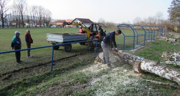 Radovi na obnovi nogometnog igrališta u Dobrovcu Radovi na obnovi nogometnog igrališta u Dobrovcu