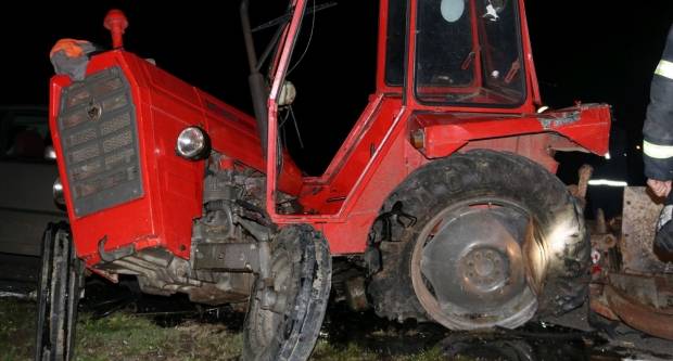 U sudaru kod Tekića traktor pukao popola, vozač kritično U sudaru kod Tekića traktor pukao popola, vozač kritično