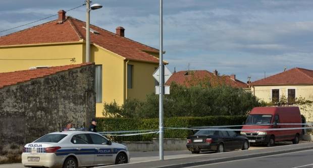 Vozač (32) BMW-a, požeških tablica, kod Zadra pokušao pregaziti policajca i ukrao gorivo s benzinske Vozač (32) BMW-a, požeških tablica, kod Zadra pokušao pregaziti policajca i ukrao gorivo s benzinske