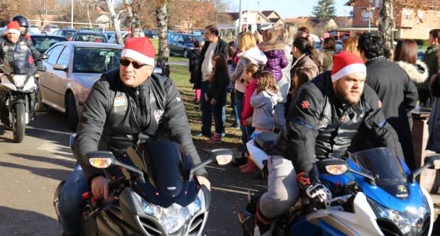 Moto klub Bulls-i i sv. Nikola podijelili poklone djeci OŠ Pleternica