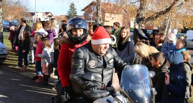 Moto klub Bulls-i i sv. Nikola podijelili poklone djeci OŠ Pleternica