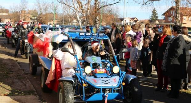Moto klub Bulls-i i sv. Nikola podijelili poklone djeci OŠ Pleternica