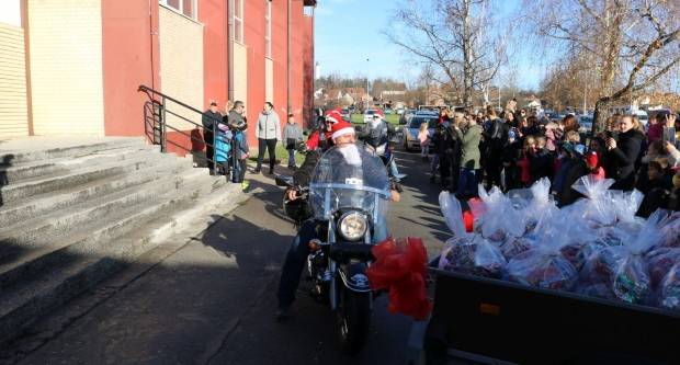 Moto klub Bulls-i i sv. Nikola podijelili poklone djeci OŠ Pleternica