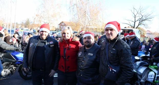 Moto klub Bulls-i i sv. Nikola podijelili poklone djeci OŠ Pleternica