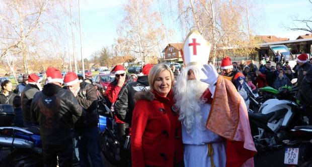 Moto klub Bulls-i i sv. Nikola podijelili poklone djeci OŠ Pleternica