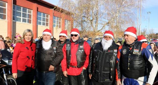 Moto klub Bulls-i i sv. Nikola podijelili poklone djeci OŠ Pleternica