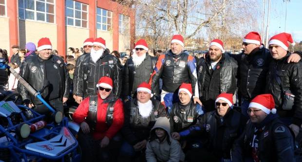 Moto klub Bulls-i i sv. Nikola podijelili poklone djeci OŠ Pleternica