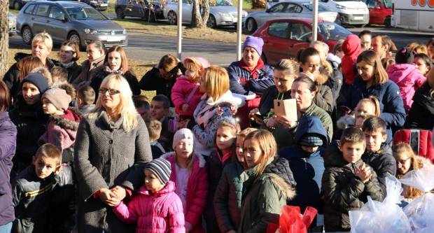 Moto klub Bulls-i i sv. Nikola podijelili poklone djeci OŠ Pleternica