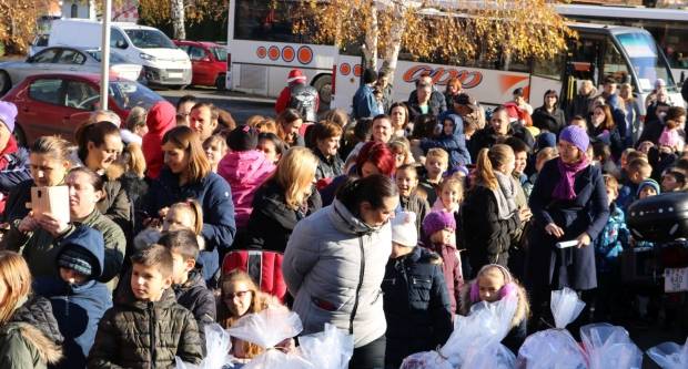 Moto klub Bulls-i i sv. Nikola podijelili poklone djeci OŠ Pleternica