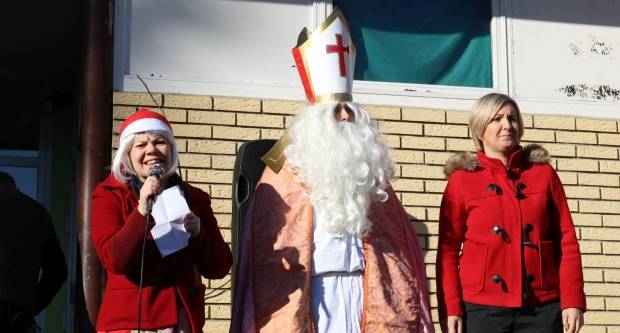 Moto klub Bulls-i i sv. Nikola podijelili poklone djeci OŠ Pleternica