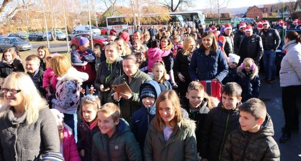 Moto klub Bulls-i i sv. Nikola podijelili poklone djeci OŠ Pleternica