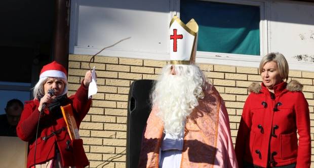 Moto klub Bulls-i i sv. Nikola podijelili poklone djeci OŠ Pleternica