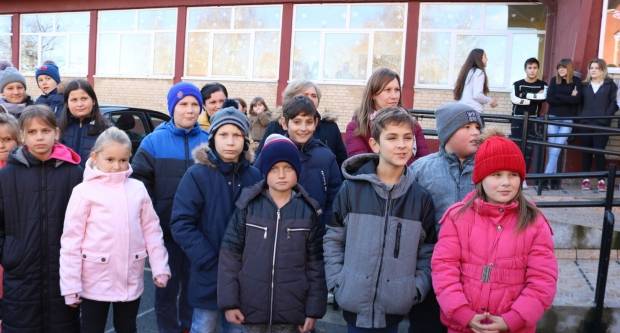 Moto klub Bulls-i i sv. Nikola podijelili poklone djeci OŠ Pleternica