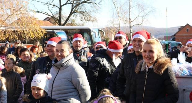 Moto klub Bulls-i i sv. Nikola podijelili poklone djeci OŠ Pleternica