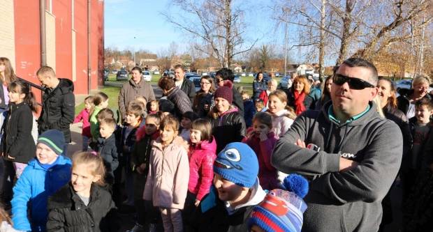 Moto klub Bulls-i i sv. Nikola podijelili poklone djeci OŠ Pleternica