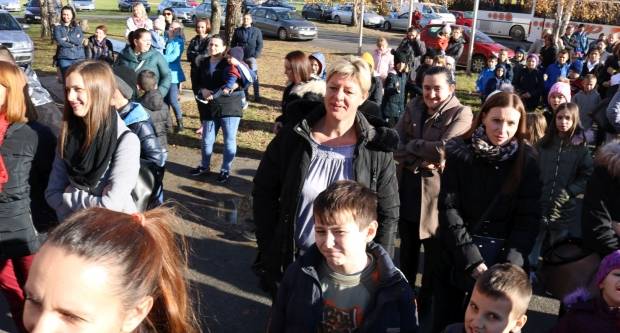 Moto klub Bulls-i i sv. Nikola podijelili poklone djeci OŠ Pleternica