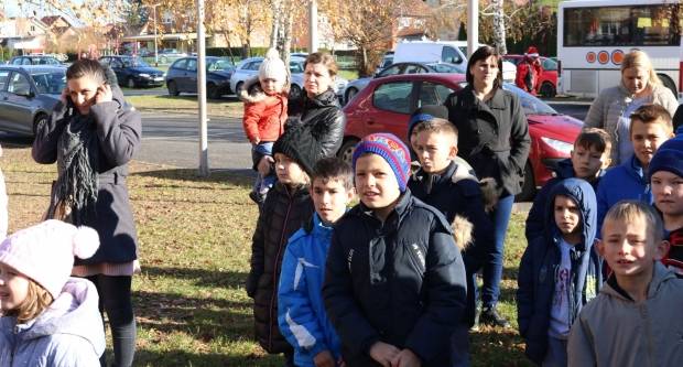 Moto klub Bulls-i i sv. Nikola podijelili poklone djeci OŠ Pleternica