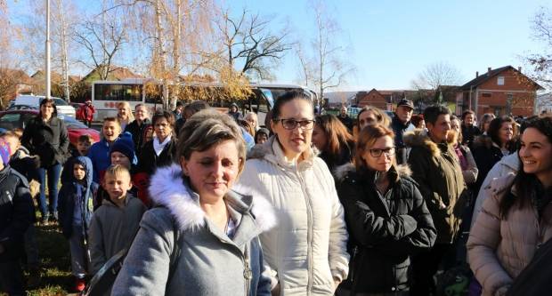 Moto klub Bulls-i i sv. Nikola podijelili poklone djeci OŠ Pleternica