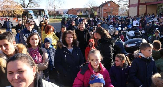 Moto klub Bulls-i i sv. Nikola podijelili poklone djeci OŠ Pleternica